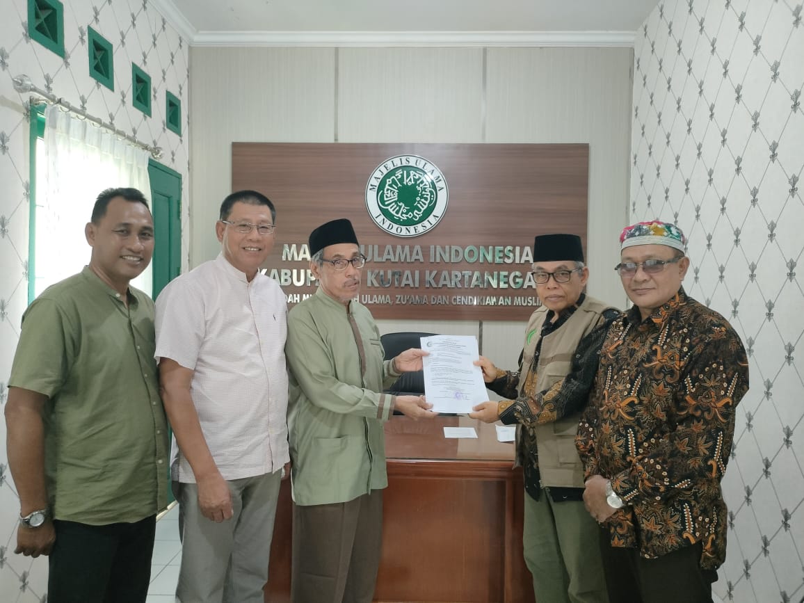 Ketua MUI Kukar KH. Abdul Hanan menyambut Pengurus Wilayah IPIM Kaltim
